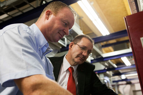 Saruna starp Kaeser inženieri Hagesu un ZF Friedrichhafen darbinieku Baumgartenu (Baumgarten)