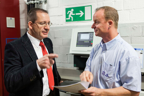 Kaeser Kompressoren inženieris Hagess un ZF Friedrichhafen darbinieks Baumgartens (Baumgarten) spriež par saspiestā gaisa stacijas plāniem