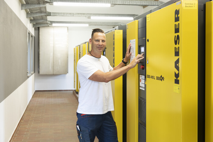 Seši KAESER KOMPRESSOREN EBS skrūves tipa gaisa pūtēji.