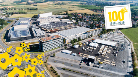 Uzņēmuma 100 gadu jubilejas pasākumi ar atvērto durvju dienu, ekskursijām uzņēmumā un svinībām darbiniekiem KAESER KOMPRESSOREN uzņēmumā Koburgā.