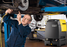 Virzuļtipa kompresors i.Comp 9 Tower T ir lieliski piemērots automobiļu servisiem.