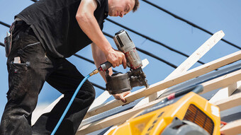 Arī strādājot ar pneimatiskajiem naglotājiem, KAESER amatnieku kompresors i.Comp 3 vienmēr nodrošina ar nepieciešamo saspiestā gaisa daudzumu.